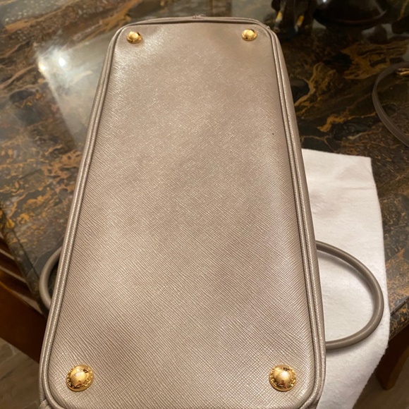PRADA SAFFIANO LUX DOUBLE ZIP HANDBAG (ARGUILLA) - Picture 10 of 16